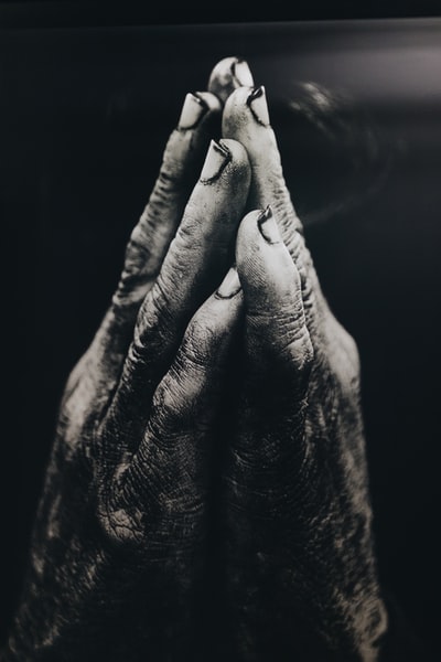 灰度摄影祈祷的手
